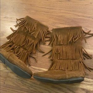 Minnetonka tan fringe boots